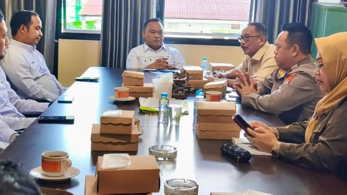 SERIUS: DPRD Kotabaru rapat kerja dengan PLN ULP Kotabaru.