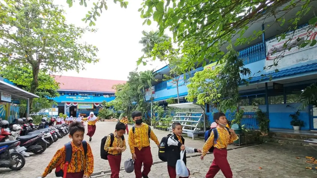 Siswa SD di Banjarmasin. Disdik Banjarmasin mencatat ratusan SD mengalami kerusakan dengan kategori yang bervariasi. (Dokumen Radar Banjarmasin).&nbsp;