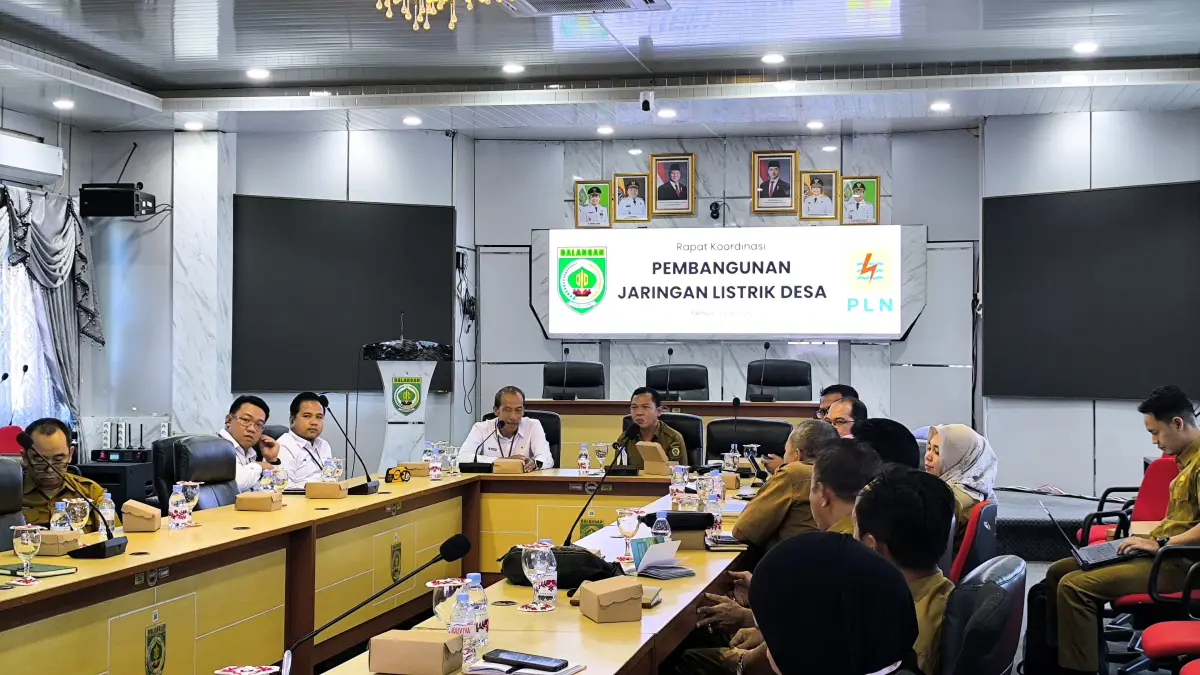 Suasana rapat koordinasi lintas sektoral antara Pemkab Balangan dan PLN UP2K Kalimantan Selatan saat membahas strategi pembangunan listrik desa untuk wilayah pelosok. (M Dirga/ Radar Banjarmasin)