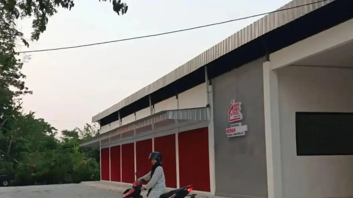 TUTUP: Salah satu gerai KDKMP di Bojonegoro memilih tutup Jumat (3/7), dipicu gaji yang dibayarkan tak sesuai perjanjian. (Yana Dwi Kurniya Wati/Radar Bojonegoro)