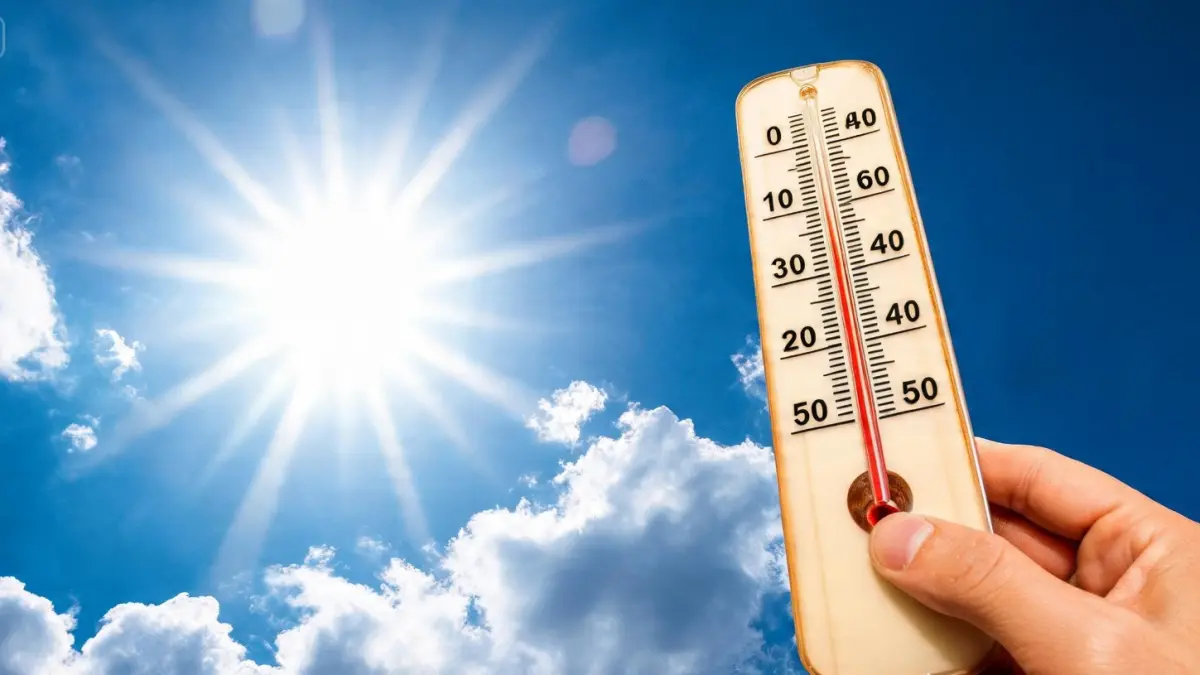 WASPADA: Dokter Spesialis Anak dr. Naila Ismiana mengimbau masyarakat meningkatkan kewaspadaan terhadap heatstroke dan dehidrasi akibat cuaca panas ekstrem. (Foto: Generate Ai)
