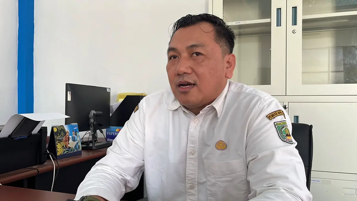Kepala Bidang Pembinaan Pelatihan Kerja, Produktivitas, dan Hubungan Industrial DKUKMTK Balangan, Slametno memberikan penjelasan terkait persyaratan klaim beasiswa pendidikan bagi anak ahli waris peserta BPJS Ketenagakerjaan. (M Dirga/ Radar Banjarmasin)