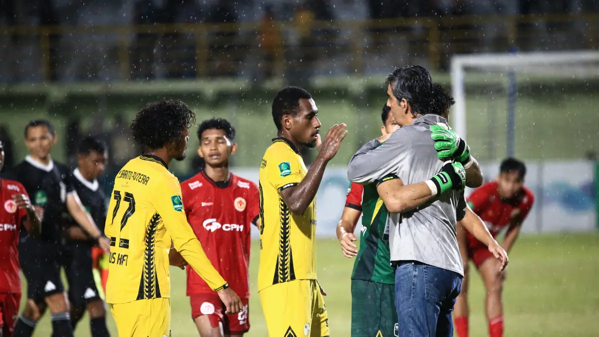 Stefano Teco Cugurra saat masih menangani PS Barito Putera. Pelatih asal Brasil ini resmi mengakhiri masa tugasnya bersama Laskar Antasari setelah kontraknya berakhir pada 30 Juni 2026, meninggalkan kenangan satu musim penuh perjuangan yang tidak terlupakan bagi seluruh pendukung Barito Putera.