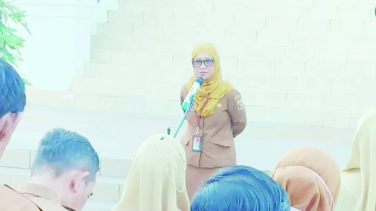 APEL PAGI: Sekretariat DPRD Kota Banjarbaru menggelar apel pagi rutin yang dipimpin langsung oleh Sekwan Hj. Arnawaty Sufiatin untuk memperkuat disiplin dan profesionalisme ASN demi mengoptimalkan pelayanan kedewanan.