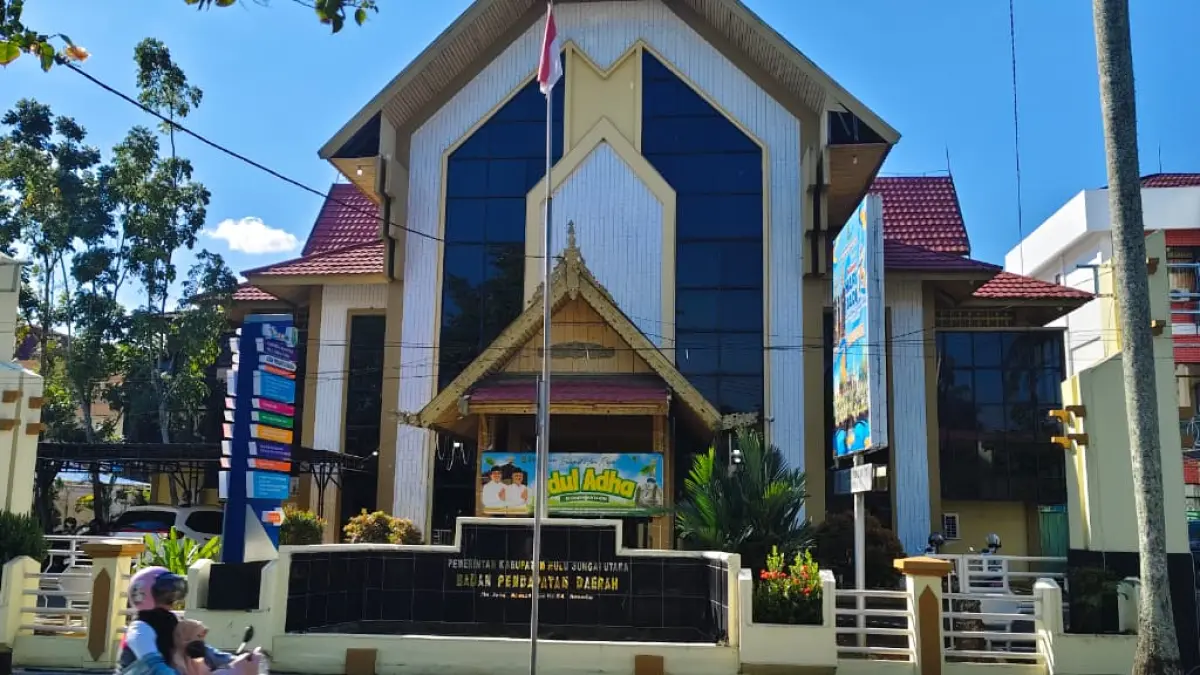 BAPENDA: Kantor Bapenda Hulu Sungai Utara di Jalan Ahmad Yani, Amuntai, yang mengelola penerapan sistem tapping box bagi wajib pajak. (Foto: M. Akbar/Radar Banjarmasin)
