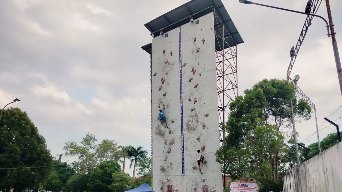 BERLOMBA: Atlet panjat tebing tingkat SMP dari 13 kabupaten/kota di Kalimantan Selatan mengikuti seleksi O2SN di Venue Panjat Tebing FPTI Kalsel, Selasa (7/7). (foto: Maulana/RadarBanjarmasin)