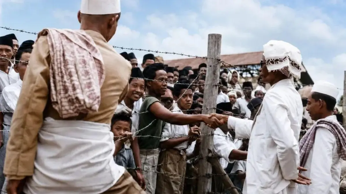 BERSALAMAN: Jemaah haji dari Banjarmasin pada tahun 1953. Pada masa Hindia Belanda, atribut seperti kopiah putih menjadi alat pengawasan.