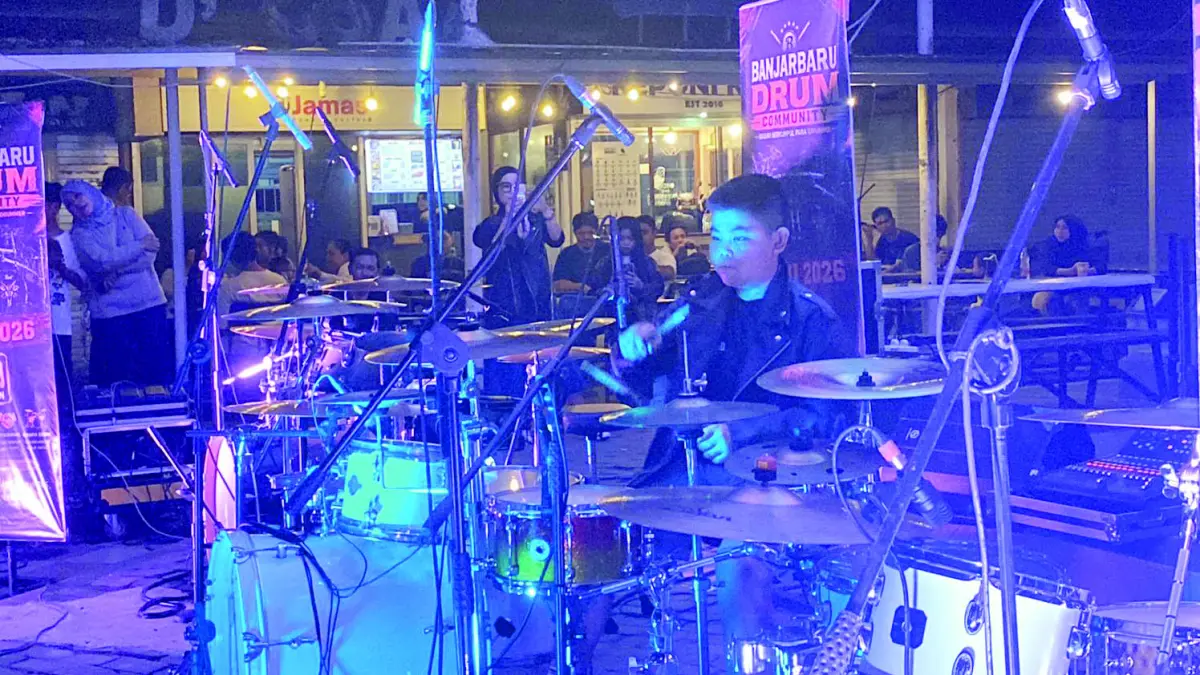 CILIK: Penampilan drumer cilik, Irsyad saat membawakan Enter Sandman milik Metallica.
(Foto: Irsyad untuk Radar Banjarmasin)