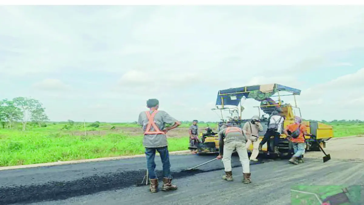 DIKEBUT: Pembangunan dan peningkatan jalan provinsi di Kalsel dikebut. Memasuki pertengahan 2026, progresnya rata-rata sudah 50 persen lebih.&nbsp;
(DINAS PUPR KALSEL)&nbsp;
