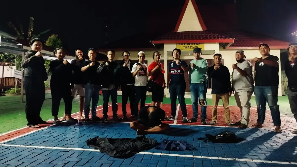 DITANGKAP: Pelaku penikaman usai nobar Piala Dunia diamankan personel Polsek Banjarmasin Tengah bersama Tim Macan Resta setelah buron selama dua hari. (Foto: Maulana/Radar Banjarmasin)