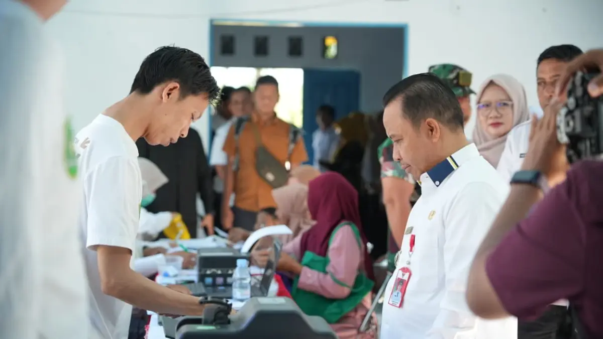 JEMPUT BOLA: Disdukcapil Tapin melaksanakan pelayanan jemput bola ke Kecamatan Salam Babaris.
Foto Adan For Radar Banjarmasin&nbsp;
