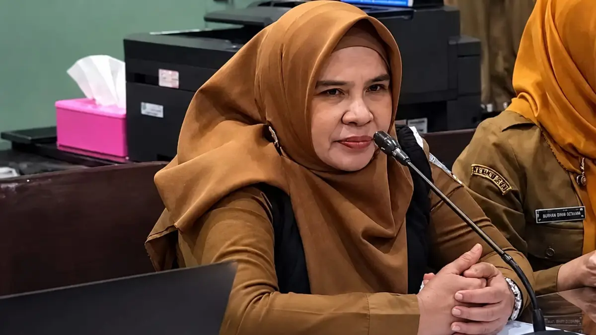 Kepala Dinsos P3AP2KB Kabupaten Banjar, Erny Wahdini, memberikan keterangan mendalam terkait latar belakang dan hasil asesmen kejiwaan remaja 14 tahun yang terpapar paham radikalisme. (Dinsos P3AP2KB Banjar)