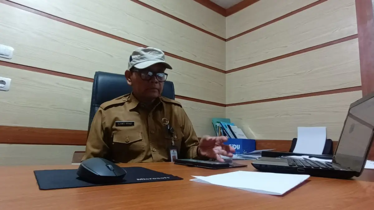 Kepala Disperkim Kabupaten Tabalong, Selamet menjelaskan program bedah rumah yang akan didapat oleh warga miskin. (Ibnu Dwi Wahyudi/Radar Banjarmasin)