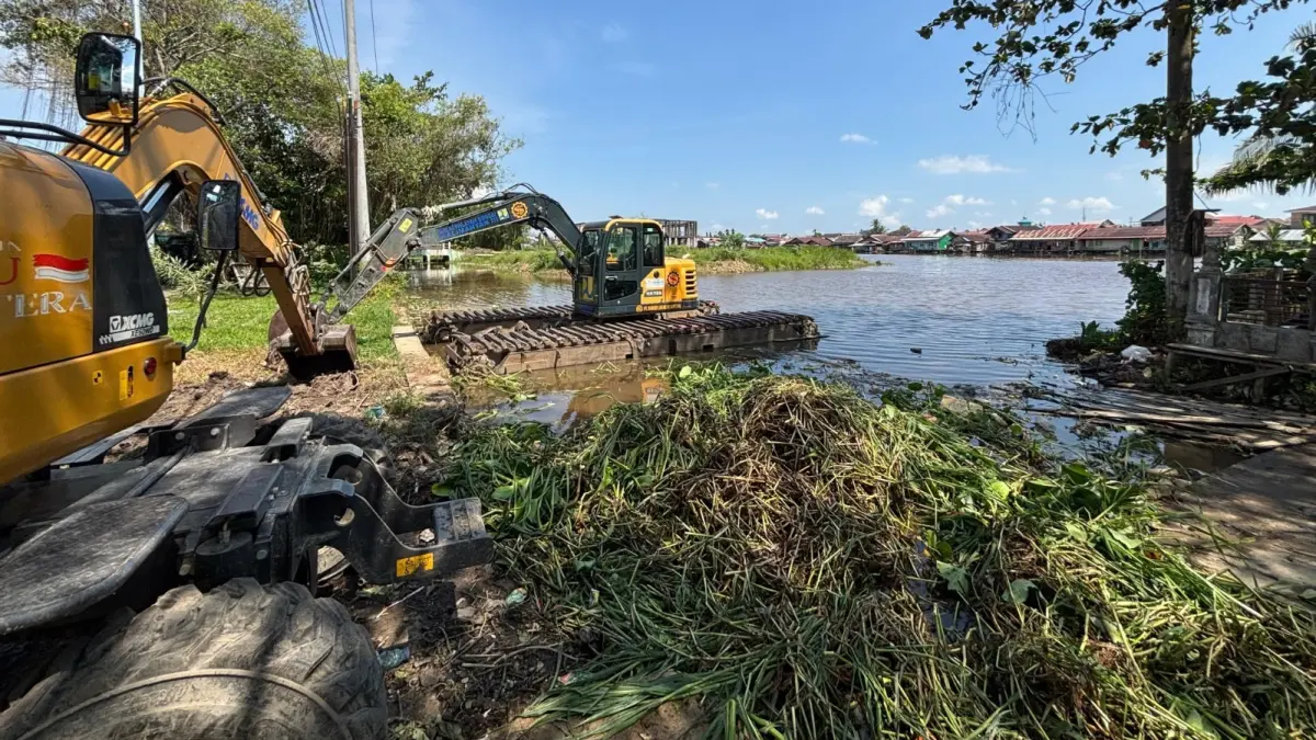 KERUK LUMPUR: Ekskavator amfibi yang digunakan Pemerintah Kota Banjarmasin dalam pengerjaan pengerukan untuk menormalisasi sungai di Jalan Zafry Zamzam, Banjarmasin Barat. (Foto: Zulvan Rahmatan/Radar Banjarmasin).