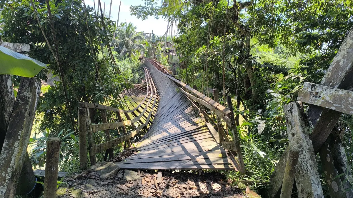 Kondisi Jembatan Hujan Mas yang miring tak bisa dilintasi akibat angkur patah pada akhir Mei lalu. Dinas PUPRPerkim Balangan memastikan rehabilitasi fasilitas ini masuk dalam usulan ABT 2026. (M Dirga/ Radar Banjarmasin)