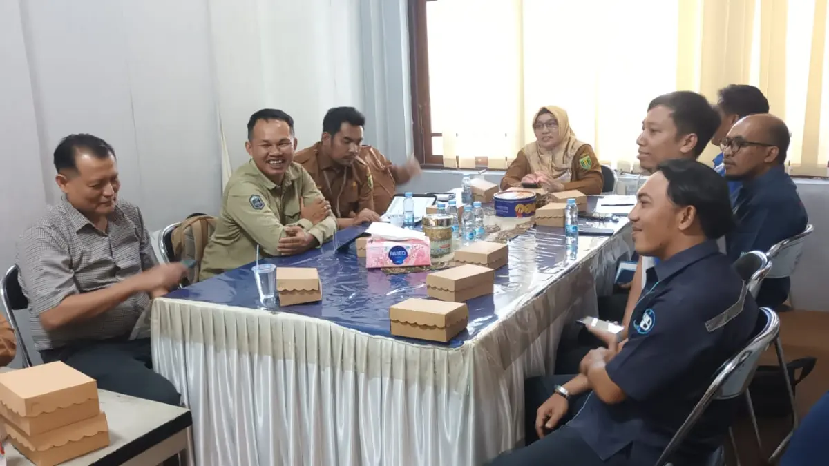 MENGELUH: Para peternak ayam petelur saat mengadu ke Pemkab Tabalong soal harga di pasaran. (Foto: Ibnu Dwi Wahyudi/ Radar Banjarmasin)
