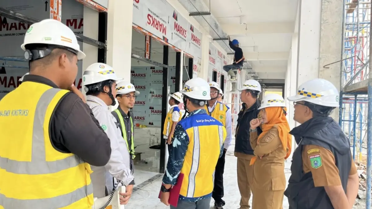 MENINJAU: Dinas Sosial Kabupaten Tanah Bumbu meninjau progres pembangunan Sekolah Rakyat di Kecamatan Simpang Empat guna memastikan kesiapan sarana dan prasarana sebelum kegiatan belajar mengajar dimulai. (Foto: Dinsos Tanah Bumbu)