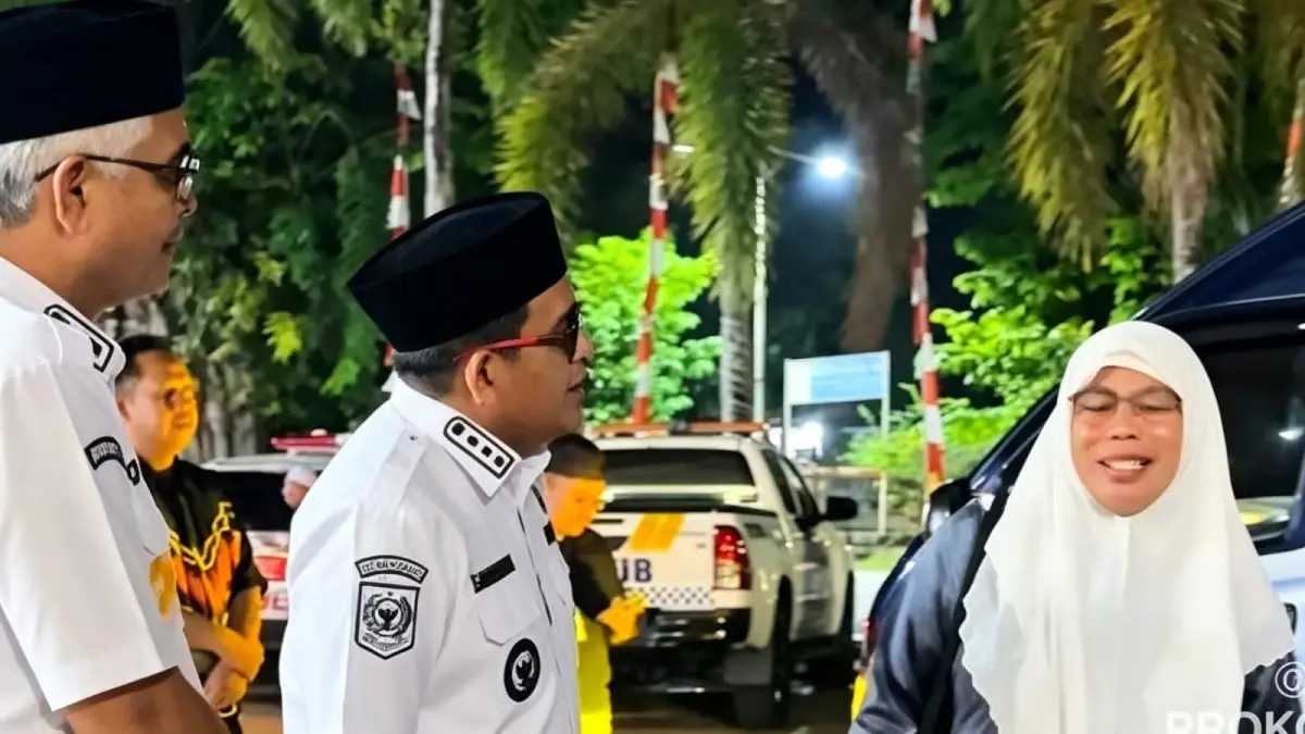 MOMEN: Bupati dan Wakil Bupati Kabupaten HSU, H Sahrujani dan Hero Setiawan menyambut kepulangan delapan jemaah haji Kloter 19 di Kantor Bupati HSU.(Foto: Istimewa)&nbsp;