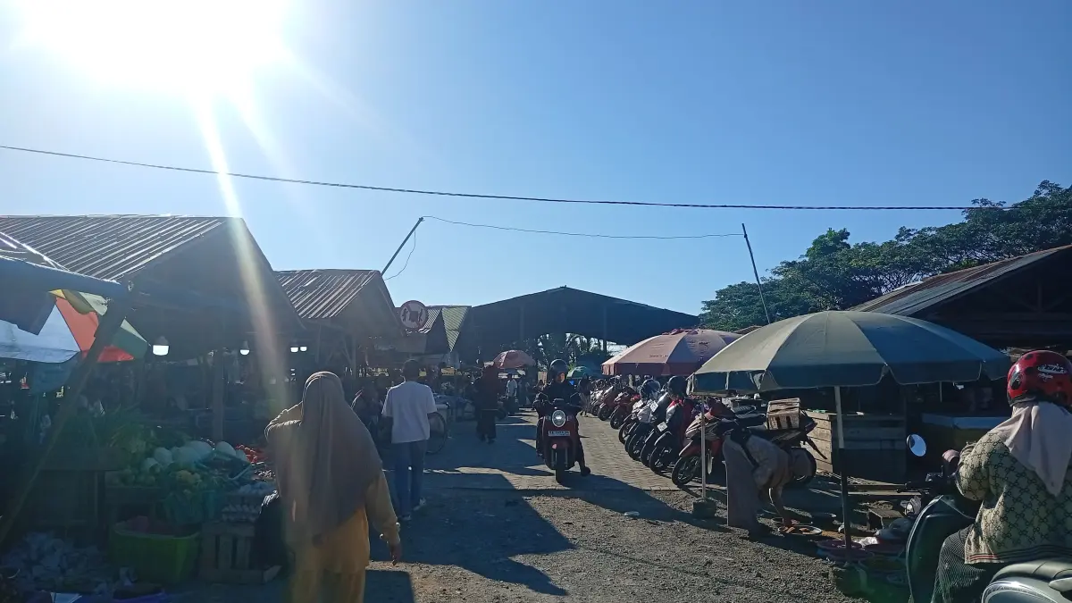 PASAR RAKYAT: Susana pasar rakyat di Kandangan. (Foto: M. Padil Ihsan/Radar Banjarmasin)&nbsp;