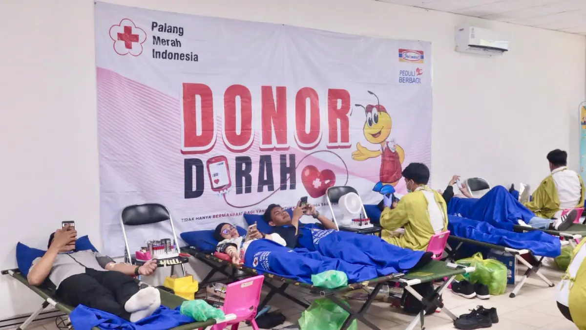 PEDULI: Para karyawan Indomaret Cabang Banjarmasin tengah menjalani proses donor darah.&nbsp;