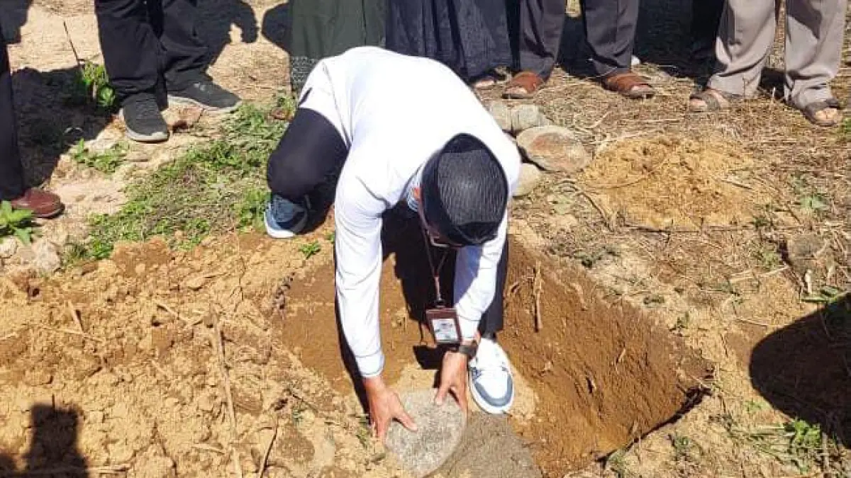 PELETAKAN: Momen peletakan batu pertama pembangunan Langgar Miftahul Khair di Dusun Jalai Desa Malinau, Kecamatan Loksado pada Rabu (17/6/2026). (Foto: Istimewa)&nbsp;