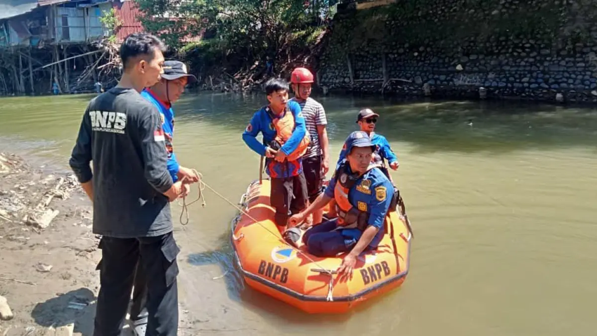 PENCARIAN: Tim BPBD HST bersama relawan menyisir Sungai Barabai untuk mencari bocah yang tenggelam hingga akhirnya ditemukan meninggal dunia. (Foto: BPBD HST untuk Radar Banjarmasin).
