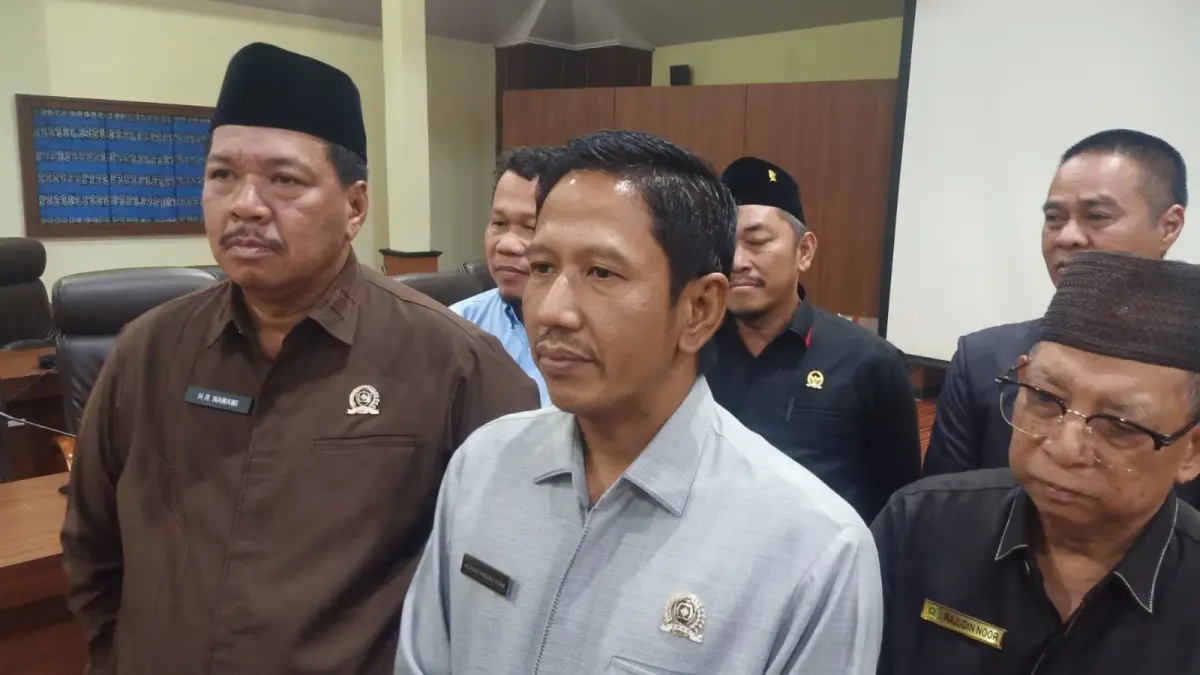 RDP: Ketua DPRD Tapin Achmad Riduan Syah memberikan keterangan usai rapat dengar pendapat membahas kesiapan Pilkades serentak 2026. (Foto: Rasidi Fadli/Radar Banjarmasin)