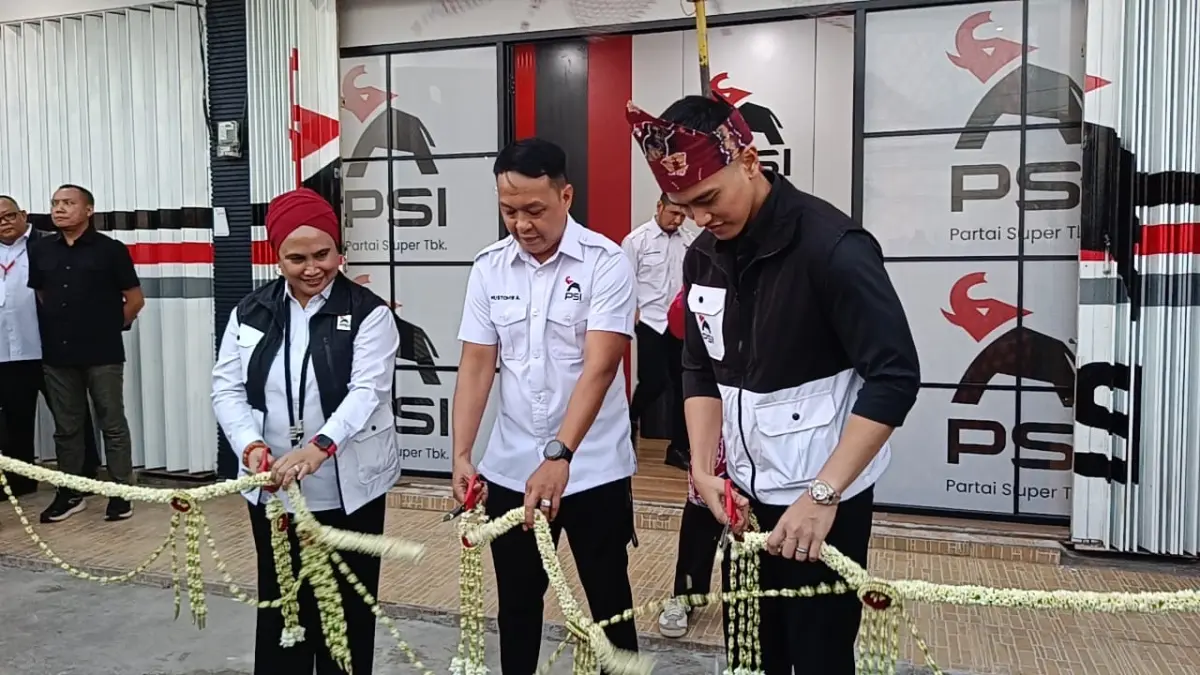 RESMIKAN: Kaesang Pangarep meresmikan kantor baru PSI Kalsel di Banjarbaru (SHEILLA/RADAR BANJARMASIN)

