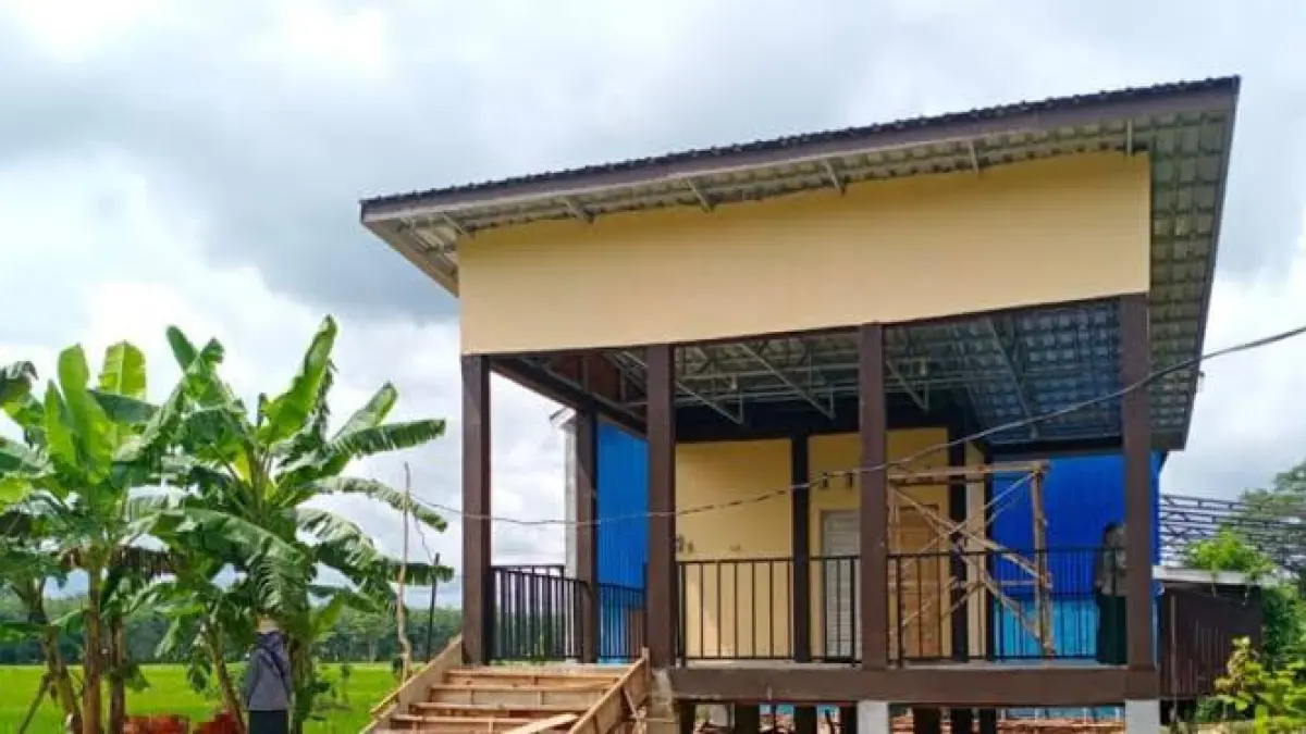 Salah satu unit Rumah Panggung Evakuasi Aman Bencana Berbasis Kemitraan yang disiapkan di kawasan desa rawan tinggi Kabupaten Balangan. (M Dirga/Radar Banjarmasin)