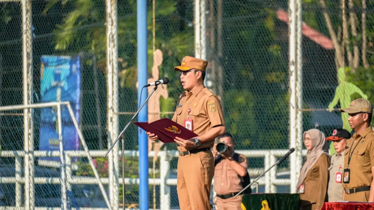 SAMPAIKAN AMANAT: Sekdakot Banjarbaru Sirajoni saat memimpin apel peringatan Harganas ke-33 di Lapangan Murdjani, Selasa (7/7/2026).(Foto: MC Banjarbaru untuk Radar Banjarmasin)