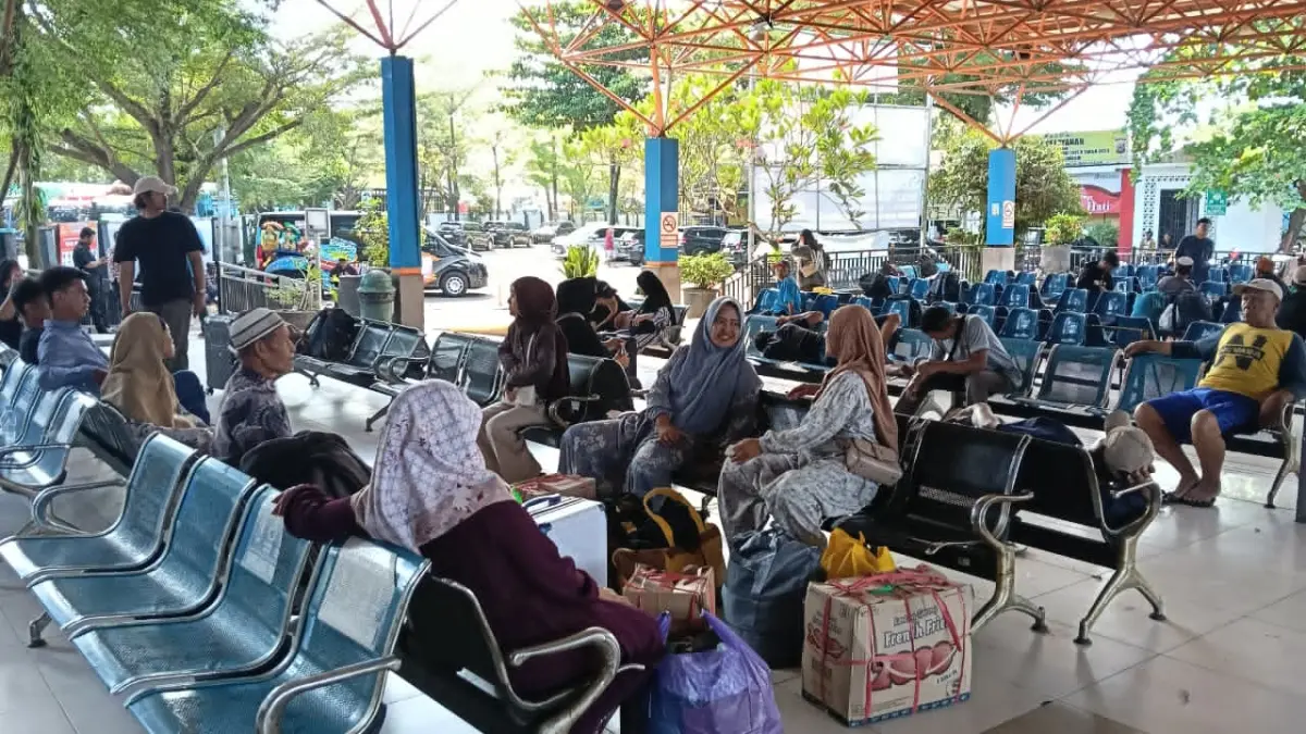 SEGERA BERLAYAR: Para penumpang kapal laut menunggu keberangkatan di Pelabuhan Trisakti Banjarmasin.(Foto: Dokumentasi Radar Banjarmasin)&nbsp;