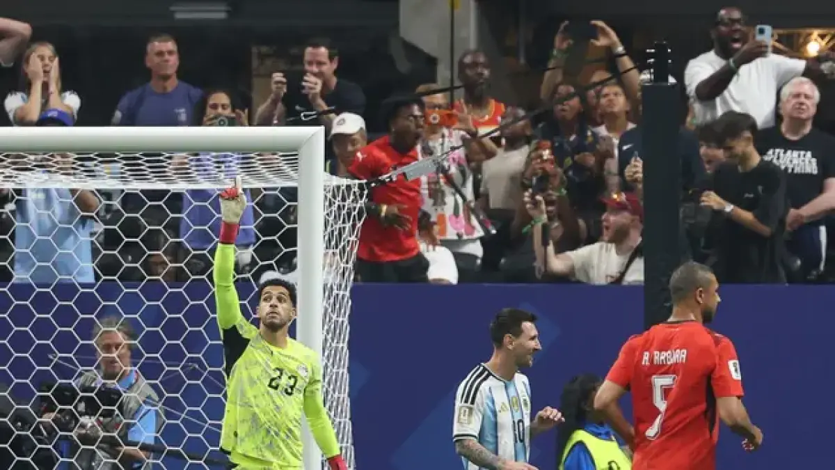SELEBRASI: Kiper Mesir, Mostafa Shobeir berhasil menggagalkan penalti bintang sekaligus kapten Argentina, Lionel Messi. (Foto: Odd Andersen/AFP)