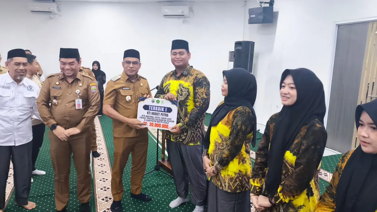 SENANG: Wabup Syairi Mukhlis menyerahkan bonus kepada kafilah Kotabaru yang menjadi juara di MTQ Tingkat Provinsi.
Foto: Prokopim Setda Kotabaru.&nbsp;