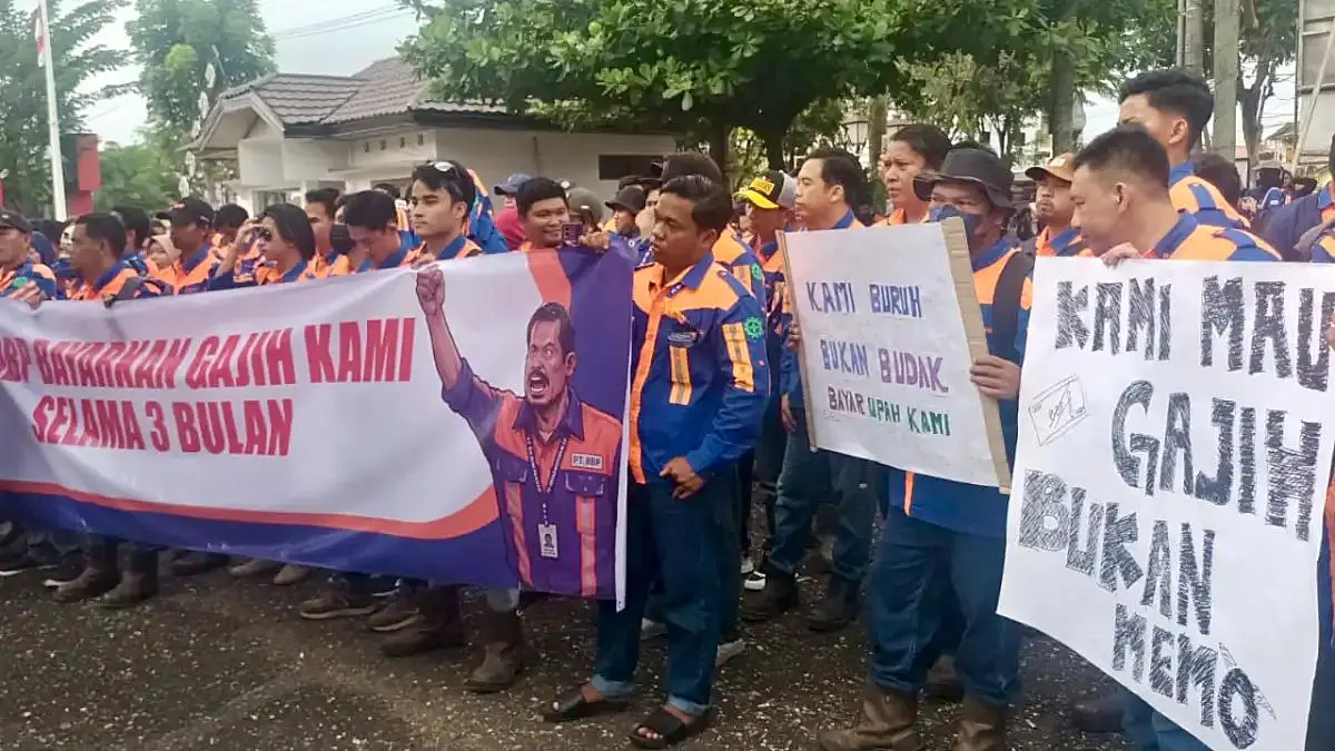 SIAP TURUN LAGI: Ketua FSPMI Kalsel Sudarsih menyatakan buruh di Banua siap mengikuti aksi nasional jika ada instruksi dari pusat terkait tuntutan penghapusan pajak THR.(Foto: Dok Radar Banjarmasin)