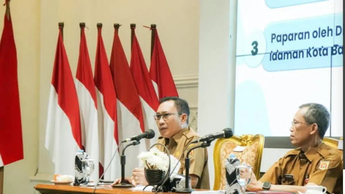 TEGAS: Sekretaris Daerah Kota Banjarbaru Sirajoni (tengah) saat memimpin jalannya Rapat Koordinasi Pimpinan Perangkat Daerah Lingkup Pemerintah Kota Banjarbaru di Aula Gawi Sabarataan, Senin (6/7/2026). (Foto: MC Banjarbaru untuk Radar Banjarmasin)