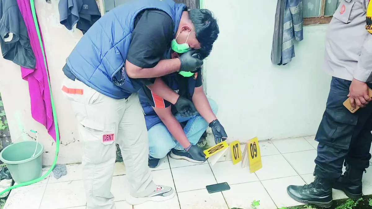 TKP: Olah TKP penemuan mayat seorang kuli bangunan di Kelurahan Syamsudin Noor, Selasa (7/7) siang.
(POLSEK LIANG ANGGANG)&nbsp;