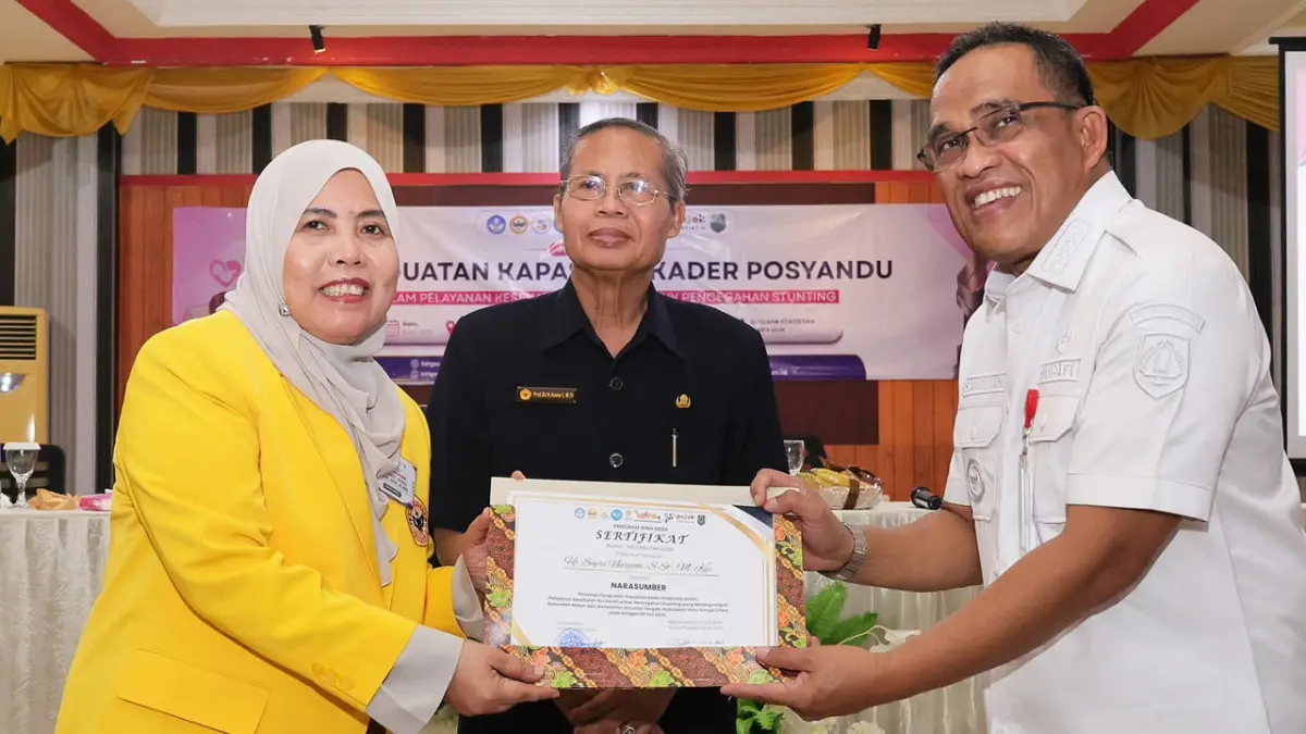 MOMEN: Bupati Kabupaten HSU, H Sahrujani bersama perwakilan ULM dan peserta berfoto usai kegiatan Penguatan Kapasitas Kader Posyandu sebagai upaya memperkuat pencegahan stunting di Kabupaten HSU di Hotel Lambung Mangkurat, Rabu (8/7/2026).(Foto: Pemkab HSU)&nbsp;