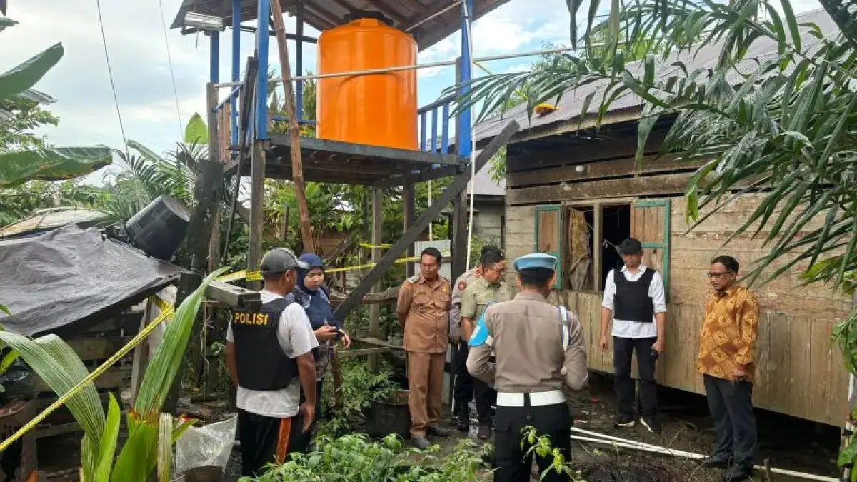 TURUN LANGSUNG: Komisioner Kompolnas mengecek langsung tempat kejadian perkara (TKP) meninggalnya anggota Polres Katingan, Kalimantan Tengah, saat sedang bertugas. (ANTARA)
