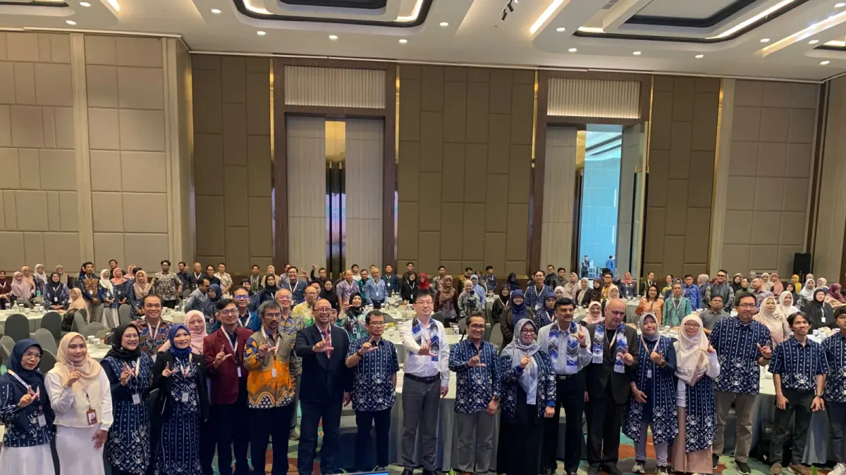 MOMEN: Head of LPPM ULM, Prof. Ir. Muthia Elma, Ketua Steering Committee Prof. Dr. Sunardi, Asisten I Setda Kalsel Dr. Ir. Hj. Galuh Tantri Narindra, bersama narasumber dan peserta berfoto bersama pada pembukaan The 3rd ICWSDGs 2026 di Fugo Hotel Banjarmasin, Selasa (7/7/2026).