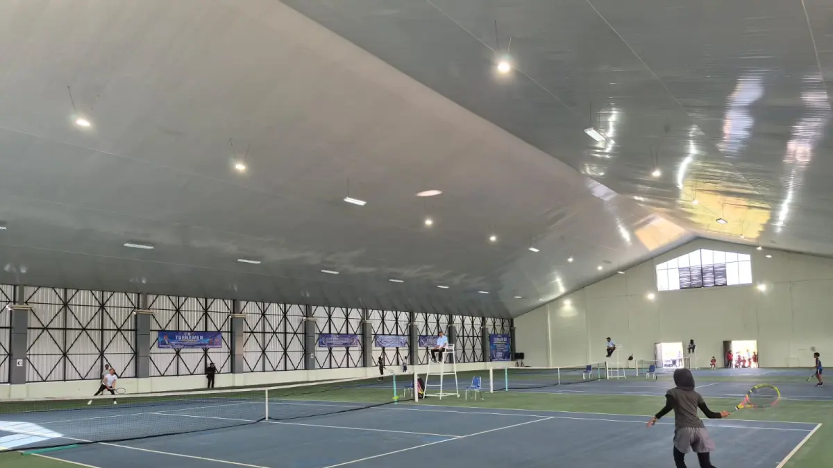 AJANG PEMBINAAN : Inilah salah satu pertandingan tunggal putri pada ajang Tuntung Pandang Junior Open 2026 di Lapangan Tenis Indoor Matah Pelaihari, Kamis (9/7/2026). (Foto : Norsalim Yahya/Radar Banjarmasin)