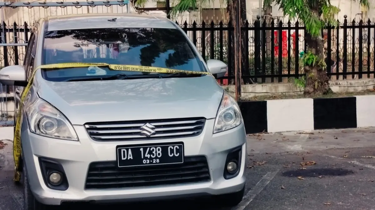 DIAMANKAN: Mobil Suzuki Ertiga yang diduga digunakan dalam kasus tabrak lari hingga menewaskan petugas kebersihan DLH Kota Banjarmasin terparkir di area Satlantas Polresta Banjarmasin. (Foto: Maulana/Radar Banjarmasin)