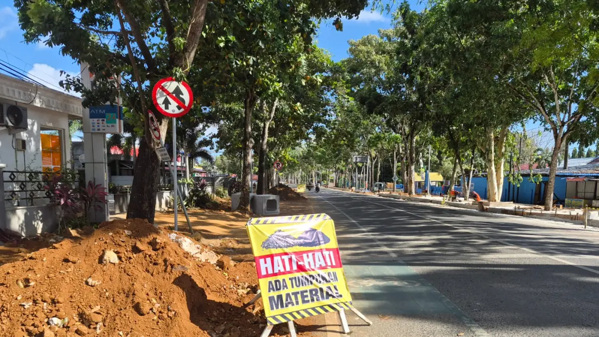 DIMINTA WASPADA : Salah satu titik pengerjaan drainase dan pedestrian di Jalan A Syairani Pelaihari. (Foto : Norsalim Yahya/Radar Banjarmasin)