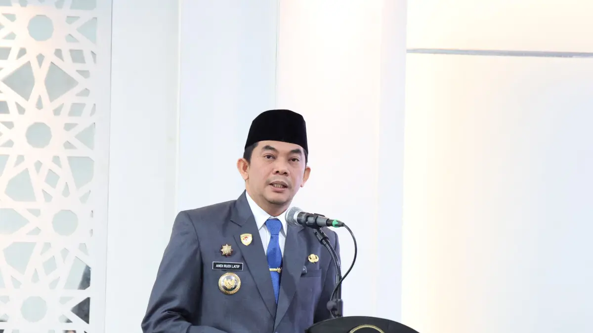 EDARAN: Bupati Tanah Bumbu Andi Rudi Latif menerbitkan surat edaran yang mengatur etika bermedia sosial bagi ASN dan non ASN, termasuk larangan live streaming saat jam kerja. (Foto: DiskominfoSP untuk Radar Banjarmasin)