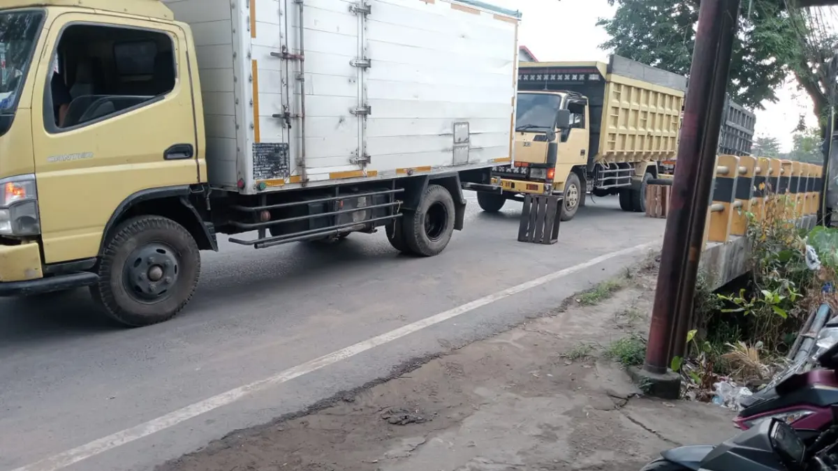 GANGGU JALAN UMUM: Antrean truk yang mengisi solar di SPBU Banjarmasin.