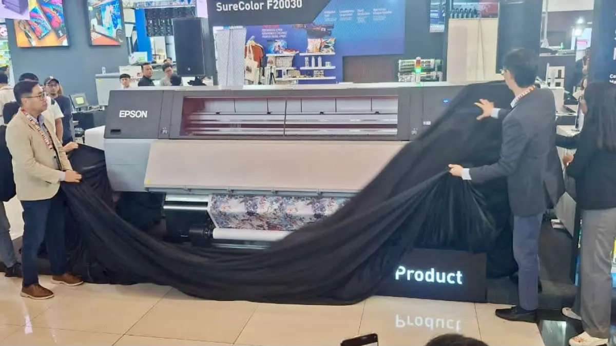 GENERASI BARU: Momen perdana printer Epson SureColor SC-F20030 diperkenalkan kepada pengunjung expo.