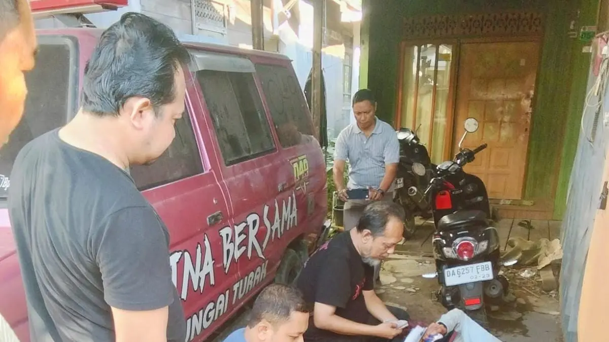 HARU: Staf Dinas Sosial HSU mendampingi Amang Ihir, lansia asal Barito Timur, selama menjalani perawatan di Rumah Singgah Dinsos HSU sebelum akhirnya dijemput keluarga. (Foto: Istimewa)&nbsp;