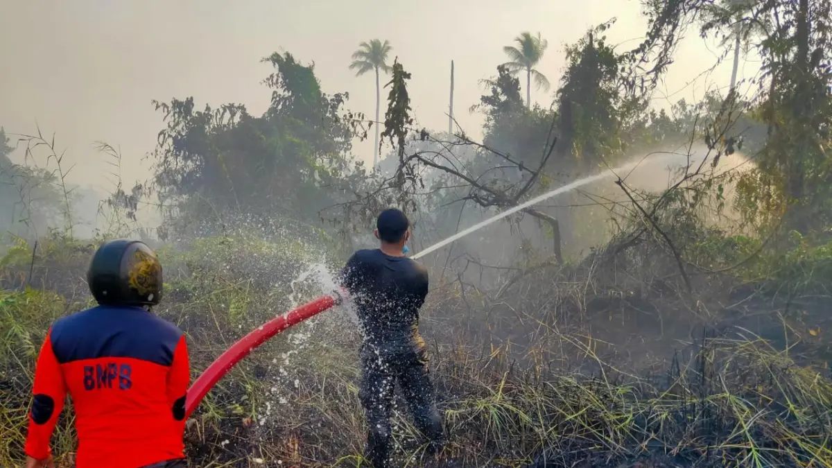 Kabut asap kiriman akibat kebakaran hutan dan lahan mulai menyelimuti kota Banjarmasin.(Foto: Endang Syarifuddin/Radar Banjarmasin)