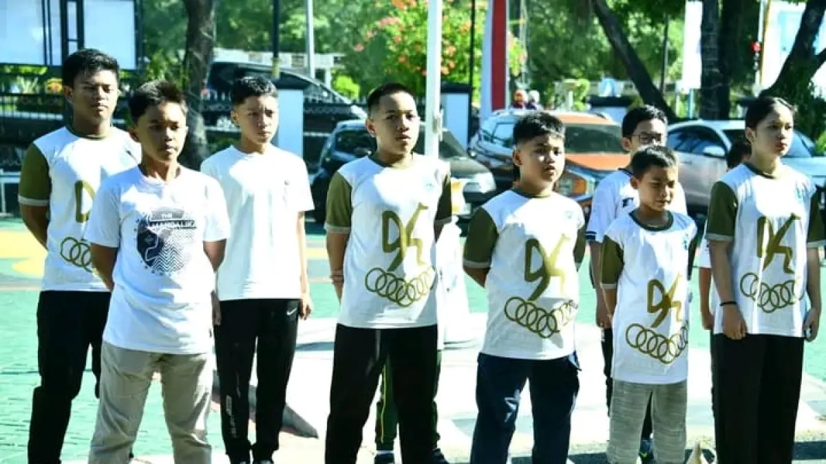 KARATEKA: Atlet karate HSS dilepas untuk mengikuti Kejuaraan Karate Shukaido Borneo II se-Kalimantan.