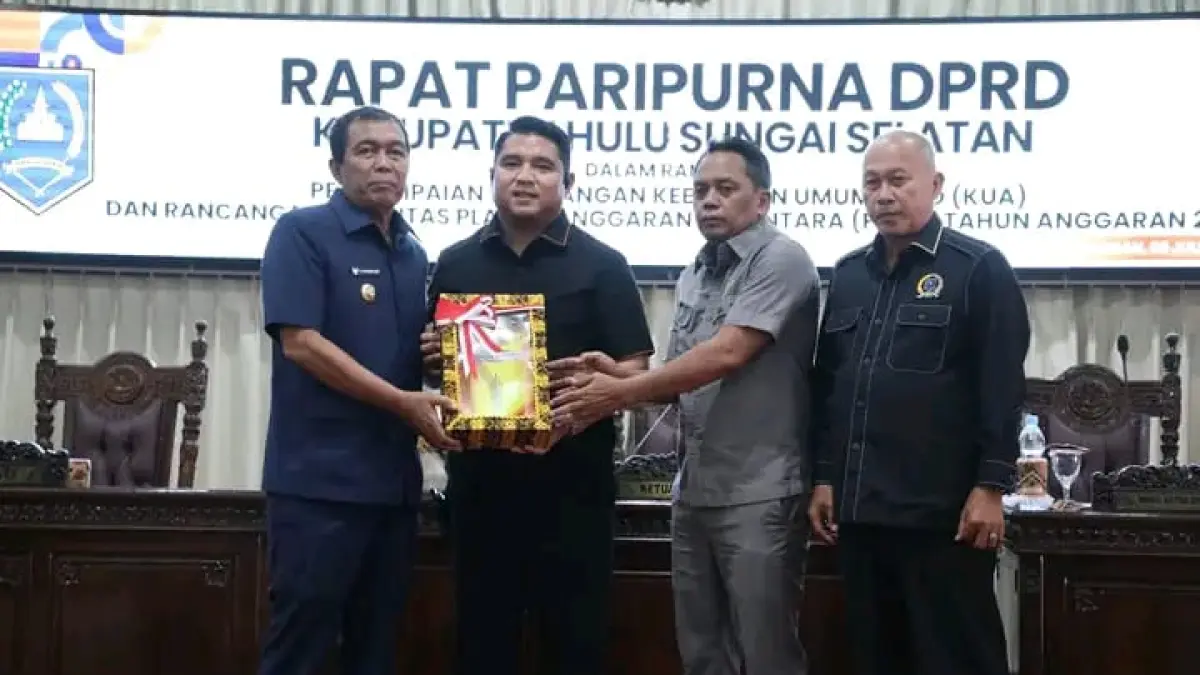 Ketua DPRD HSS H. Akhmad Fahmi menerima dokumen Rancangan KUA-PPAS Tahun Anggaran 2027 dari Bupati H. Syafrudin Noor dalam Rapat Paripurna DPRD Kabupaten Hulu Sungai Selatan, Kamis (9/7/2026). (Foto: Prokopim HSS)
