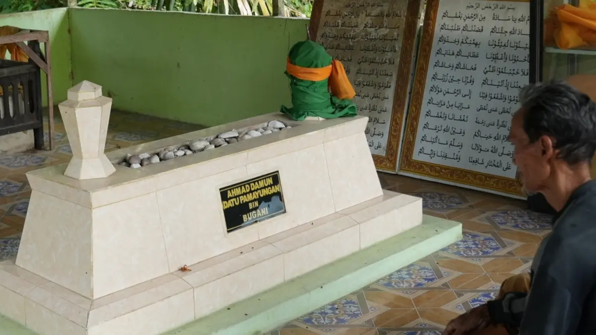 MAKAM DATU PAMAYUNGAN: Kakek Nani saat berziarah ke makam Datu Pamayungan.
Foto Rasidi Fadli&nbsp;